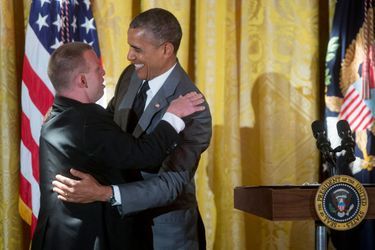 Barack Obama embrasse le restaurateur Tim Johnson.