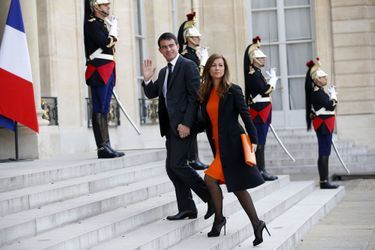 Manuel Valls et son épouse Anne Gravoin arrivent à l'Elysée.