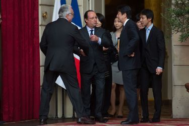 Le président de la République et ses invités arrivent dans la salle où se déroule le dîner.