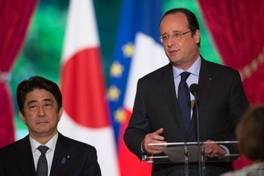 Dans son discours, François Hollande a souligné «l'étroitesse des liens» entre la France et le Japon. «Votre présence aujourd'hui, avec votre épouse, (...) le confirme puissamment», a-t-il assuré au Premier ministre.