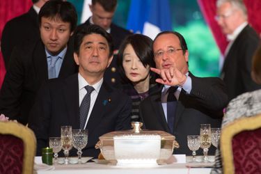 Durant le dîner, François Hollande s'entretient avec Shinzo Abe.