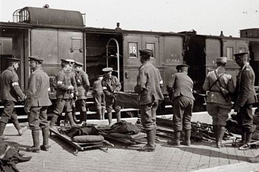 Un train de soldats blessés à Calais.