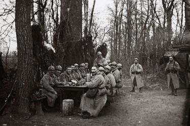 C&#039;est l&#039;heure du repas pour ses soldats français de passage à Arras.