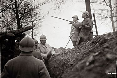 Le général Emile Eugene Belin rend visite aux soldats postés en première ligne à Arras.