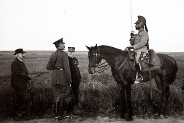 Le maréchal irlandais Horatio Herbert Kitchener (second en partant de la gauche) rencontre le général français Albert Baratier à cheval, et le général Joseph Joffre (second en partant de la droite) sur le front de Champagne.