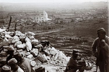 Des soldats au-dessus de Ablain-Saint-Nazaire, sur le front d&#039;Artois.