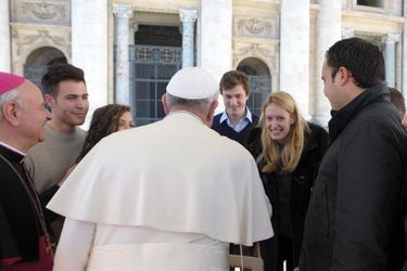 ... ont rencontré le pape le jour de la St Valentin. Ils ont annoncé leur mariage deux jours plus tard. 