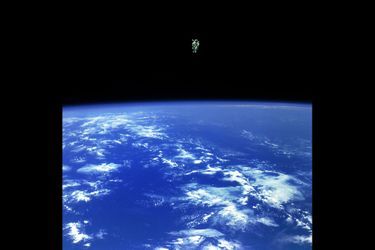 Bruce McCandless II est l'astronaute qui s'est le plus éloigné de la station