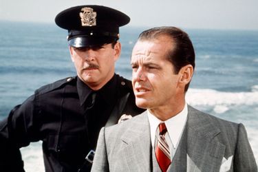 En 1974, Jack Nicholson décroche le rôle principal du film de Roman Polanski, «Chinatown». Il y joue un policier avec une célèbre cicatrice sur le nez. 