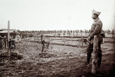 Un officier français se tient devant les tombes fraîches de soldats tombés au combat, à Saint-Jean-sur-Tourbe, sur le front de Champagne.