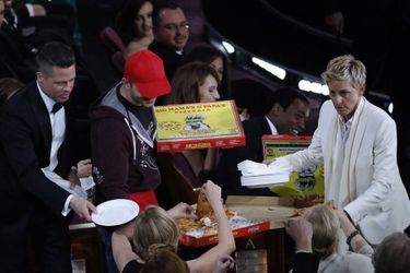 Ellen DeGeneres distribue de la pizza