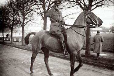 Le maréchal écossais Field Marshal Douglas Haig salue le photographe anonyme.