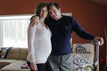 Jeff Bauman et sa fiancée Erin Hurley attendent leur premier enfant pour le mois de juillet prochain.