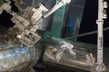 L'astronaute Mike Fossum en plein travail dans l'espace