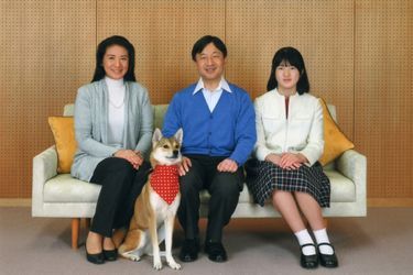 ... entouré de son épouse Masako, sa fille Aiko et du chien Yuri, pour une séance de photos officielles à l'occasion de son 54e anniversaire. 