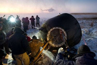 Les membres de l'Expédition 29 descendent du Soyuz TMA-02M