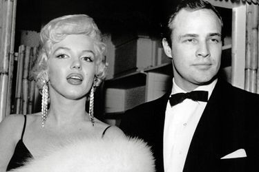 En 1955, Marilyn Monroe et Marlon Brando arrivent ensemble à l'avant-première de «The Rose Tatoo» à Hollywood. 