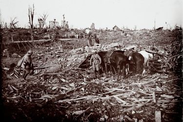 Des soldats dans les décombres après la bataille de Maurepas sur le front de la Somme.