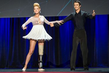 Professeur de danse, Adrianne Haslet-Davis a perdu une partie de sa jambe droite dans les attentats. Elle a pu remonter sur scène en mars dernier<br />
, grâce à la prothèse mise au point par des spécialistes du MIT. 