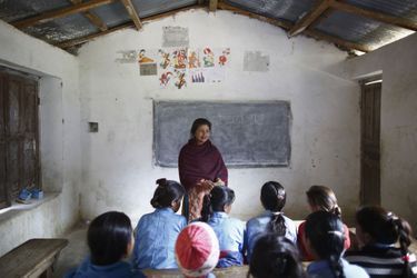 Rupa Chand Shah, 32 ans, ne supporte pas la pratique de Chaupadi. Elle donne un cours de sensibilisation dans une école près du village de Legudsen.