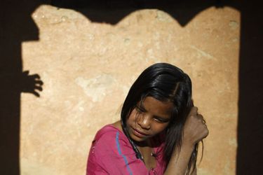Uttara Saud, 14 ans, peigne ses cheveux après un bain, elle vient de terminer Chaupadi.