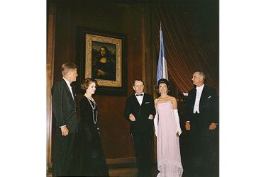 Lors d’un dîner d’Etat avec le ministre français de la Culture de l’époque, André Malraux, son épouse, ainsi que le Vice-Président Lyndon B. Johnson, à l’occasion du prêt de la Joconde à la National Gallery de Washington, le 8 janvier 1963.