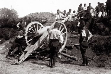 Un cliché non daté de soldats français essayant de bouger un canon.