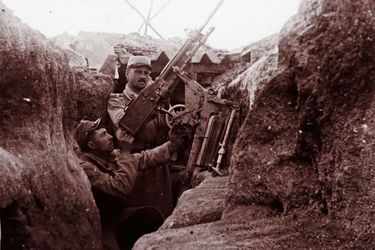 Un cliché non daté de soldats français utilisant un canon antiaérien à Perthes-lès-Hurlus, une ancienne commune de la Marne.