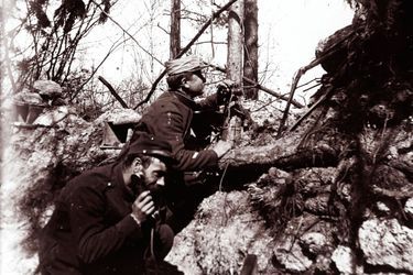 Une photographie non datée de soldats de l&#039;artillerie donnant des ordres au téléphone pour ajuster l&#039;angle de tir des canons. 