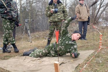 Bienvenue à l'entraînement des mini-soldats - Kalach, combat et saut en parachute