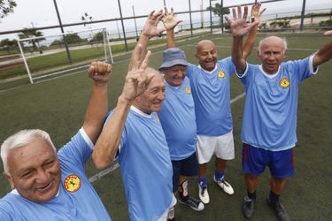 Les footballeurs seniors de Miraflores - Au Pérou