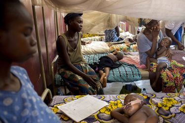 A Bangui, ces mères veillent sur leurs enfants hospitalisés pour cause de malnutrition.