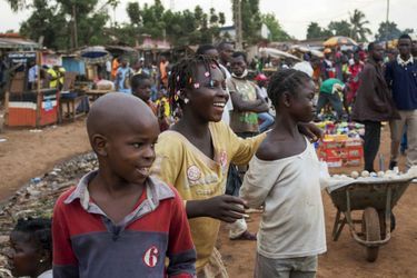 Des enfants sur un marché de Petevo, un quartier de Bangui.