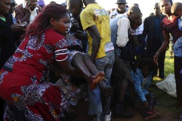 Le Kenya est depuis des mois la cible d’attentats sanglants. Dernier en date, dimanche à Nairobi où des attaques à l’explosif ont ravagé deux cars circulant dans la capitale. Pour l’heure le bilan s’élève à trois morts et des dizaines de blessés. La veille était tout aussi meurtrière. Quatre personnes ont été tuées et une vingtaine blessées dans un attentat à la grenade dans une gare routière de Monbasa. Une autre attaque contre le luxueux Reef Hotel n’a fait que des dégâts matériels.Ces attentats sont imputés aux islamistes somaliens d&#039;Al Chabaab. En septembre dernier, l’organisation terroriste s’en été pris à un centre commercial de Nairobi tuant 67 personnes.