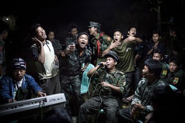 <br />
 Julius Schrank, Allemagne, <br />
  15 Mars 2013, BirmanieDes combattants de l&#039;Armée pour l&#039;indépendance kachin boivent et chantent à la mémoire d&#039;un commandant tué la veille. 