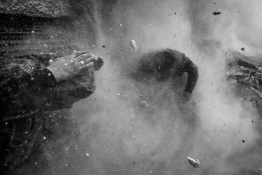 <br />
Goran Tomasevic, Serbie  <br />
30 janvier 2013, Damas, SyrieDes rebelles syriens tentent de se mettre à couvert visés par un obus.