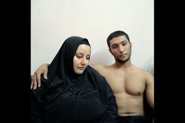 Denis Dailleux, France, 3 février 2011, Le Caire, Egypte. Un jeune bodybuilder égyptien et sa mère. 