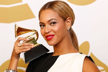 Comme chaque année, le magazine «Time» révèle son classement des 100 personnalités les plus influentes du monde. Parmi elles, nous pouvons y retrouver des people comme Beyoncé Knowles, Steve Mc Queen ou plus étonnant Miley Cyrus. Pour voir l'intégralité du classement c'est ici<br />
. Elle fait la couverture de ce numéro spécial du «Time». C'est la consécration pour Beyoncé Knowles. Agée de 32 ans, la chanteuse a crée la surprise en décembre dernier en sortant son dernier album «Beyoncé» sans aucune publicité. Résultat, un record historique et mondial avec plus de 1,1 million d'albums vendus en 5 jours! L'artiste possède aujourd'hui une fortune estimée à 350 millions de dollars et a déjà vendu 160 millions de disques depuis ses débuts. 