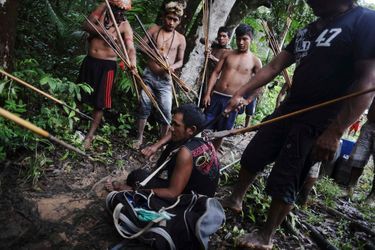 La tribu indienne amazonienne de Munduruku est sur le sentier de la guerre. Les autochtones luttent armes à la main contre les chercheurs d'or et les mineurs qui viennent sur leur terre, près de la rivière Kadiriri, dans l'Etat de Para, au Brésil.
