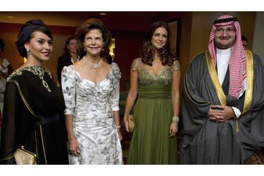 Pour cette soirée qui s&#039;est tenue dans le très prestigieux Four Season Hotel, la reine Silvia et sa fille Madeleine ont passé la soirée en compagnie du prince Abdul-Aziz ben Talal d&#039;Arabie saoudite et sa femme la princesse Sora.
