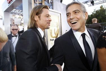 Les deux stars se connaissent depuis des années et ne manquent jamais une occasion de se taquiner. Lors du tournage du film «Ocean’s 11», George Clooney avait par exemple reçu un traitement très particulier… dû à une note écrite par Brad Pitt à l’attention de l’équipe du film. «J’ai envoyé un mémo à l’ensemble de l’équipe italienne où je disais : &quot;Chère équipe, nous vous souhaitons un merveilleux tournage. George Clooney a fait savoir que c’était un rôle très difficile pour lui. Il a besoin d’une concentration extrême. Monsieur Clooney vous demande de ne pas l’interrompre et de ne pas le regarder dans les yeux. Si vous avez besoin de vous adresser à lui, s’il vous plait appelez-le seulement Daniel ou Monsieur Ocean&quot;». 