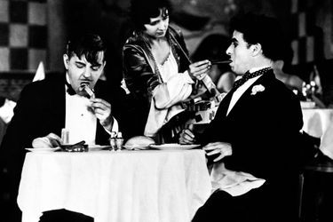Au début du siècle dernier, Charlie Chaplin crée un personnage satyrique et burlesque nommé Charlot. Soixante-cinq ans de carrière, 80 longs-métrages et des millions de spectateurs plus tard, cet étrange bonhomme moustachu incarné avec malice devient une icône du cinéma muet puis du parlant. De son premier film «Charlot dans le parc» en 1915 à son dernier «Les feux de la rampe» en 1951, Charlie Chaplin a su s&#039;entourer des plus grands comme Edna Purviance, Virginia Cherrill, Paulette Goddard ou bien encore Jackie Coogan. A sa mort en 1977,  il sera pleuré par tous les cinéphiles.Ici dans «Les lumières sur la ville», un de ses chefs d&#039;oeuvre. 