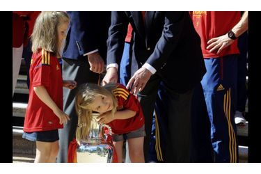 Les petites Sofia et Leonor, filles de Felipe et Letizia, ont (presque) pu soulever la coupe ! La famille royale a reçu l&#039;équipe espagnole championne d&#039;Europe de Football cette semaine au Palais royal de la Zarzuela.