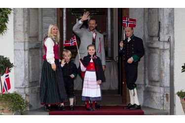 Toute la famille royale de Norvège était de sortie jeudi à l&#039;occasion de la fête nationale. Les enfants de Mette-Marit et Haakon, Marius (né du premier mariage de Mette-Marit), la princesse Ingrid Alexandra, et le prince Sverre Magnus, étaient au centre de toutes les attentions. Le roi Harald et la reine Sonja sont évidement eux aussi apparus.