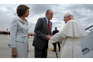 Le roi Juan Carlos et sa reine Sofia se sont rendus à l'aéroport de Madrid-Brajas pour accueillir le pape Benoit XVI ce jeudi, à l'occasion de sa visite pour les Journées mondiales de la jeunesse qui se tiennent en ce moment dans la capitale espagnole.