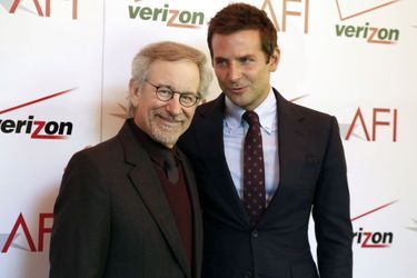 Steven Spielberg, avec Bradley Cooper, venu pour &quot;American Hustle&quot;