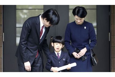 Le petit prince du Japon, Hisahito, a reçu mercredi son diplôme de fin de premier cycle. A six ans, l’adorable fils du prince Akishino et de la princesse Kiko va prochainement faire son entrée chez les «grands» du primaire. En attendant, il est fièrement allé chercher son précieux certificat à l’école Ochanomizu de Tokyo avec ses parents. 
