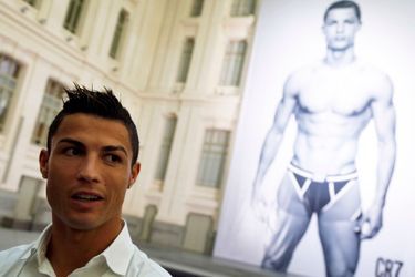 Une affiche de 15 mètres à Madrid pour promouvoir sa marque de lingerie