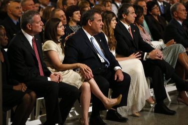 Le maire de New York Bill de Blasio, Mary Pat Christie et son époux, le gouverneur du New Jersey Chris Christie, Mariah Cuomo et son mari, le gouverneur de New York Andrew Cuomo, Michelle Obama et l&#039;ancien maire de New York Michael Bloomberg.