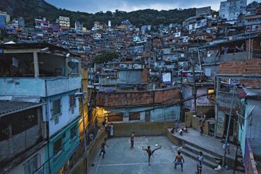Au cœur de la favela Rocinha, la plus vaste et la plus ancienne de Rio, 130 000 personnes vivent dans une grande promiscuité à flanc de montagne. Ici, les maisons doivent s'appuyer les unes sur les autres. Seuls quelques espaces ont été préservés, pour le foot.